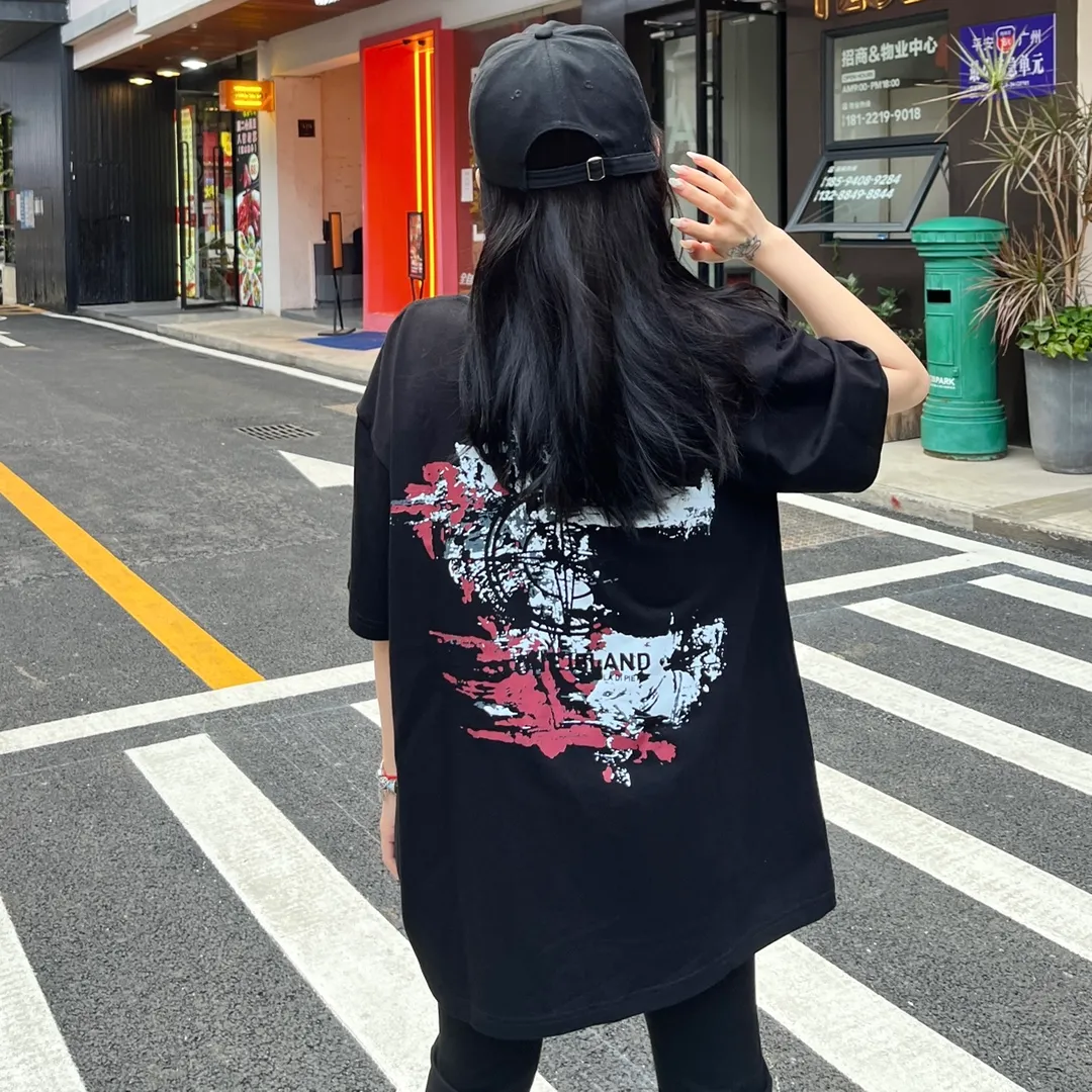W629#P110💰 [Stone lsland/Stone Island summer new graffiti broken print pattern short-sleeved T-shirt] ⚠️[Original creation with high control of details] - Made of 260 grams of combed cotton with 32 count double yarn, soft and comfortable to the touch, sweat-absorbent and breathable. - Simple basic and versatile style, original quality, the first choice for couples. - Made by a large factory, four needles and five threads on the shoulder, neat alignment, high quality workmanship. - Same style for men and women, very versatile One piece by hand, the details are clearly visible. Color: Black White Size: M L